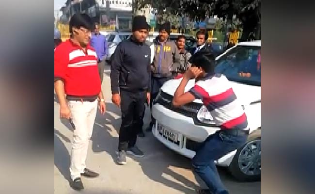 नोएडा: खुले में शौच करने पर अधिकारियों ने करवाई उठक-बैठक,लोग बोले-चालान काटो ये अधिकार किसने दिया