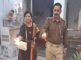 बुलंदशहर हिंसा: इंस्पेक्टर सुबोध के परिवार की मदद को आगे आई UP पुलिस, दिये 70 लाख रुपये बुलंदशहर हिंसा: इंस्पेक्टर सुबोध के परिवार की मदद को आगे आई UP पुलिस, दिये 70 लाख रुपये