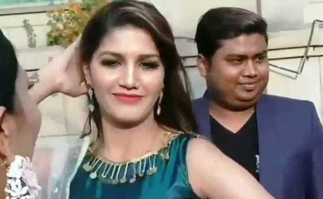 सपना चौधरी ने पंजाबी ढोल बजते ही लगाए जोरदार ठुमके, डांस Video हुआ Viral