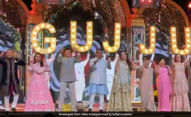 Isha Ambani Wedding: जब स्टेज पर चढ़कर मुकेश अंबानी की मां कोकिलाबेन अंबानी ने किया जमकर डांस, VIRAL हुआ VIDEO