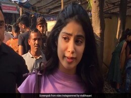 जाह्नवी कपूर ने फैन संग खिंचवाई सेल्फी, फिटनेस लुक में कुछ यूं आईं नजर... देखें Video जाह्नवी कपूर ने फैन संग खिंचवाई सेल्फी, फिटनेस लुक में कुछ यूं आईं नजर... देखें Video