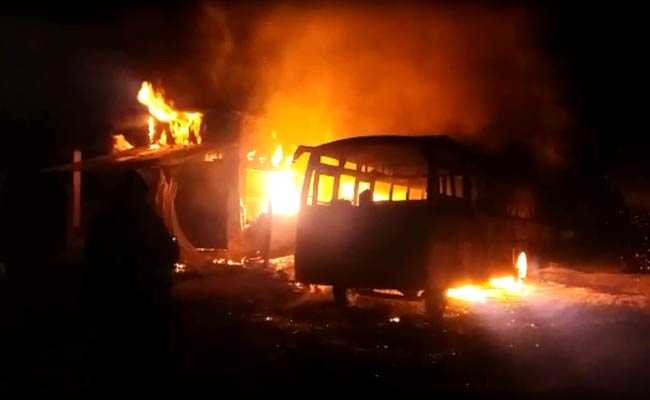 बिहार: औरंगाबाद में बड़ा नक्सली हमला, 6 गाड़ियों में लगाई आग, 100 से ज्यादा राउंड फायरिंग, एक की मौत