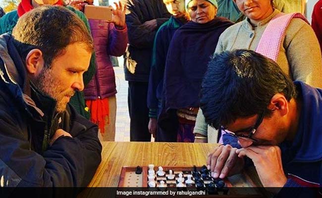 PHOTOS: तीन राज्यों में जीत के बाद राहुल गांधी छुट्टियां मनाने पहुंचे शिमला, बच्चों के साथ खेला चेस तो ढाबे पर खाई मैगी