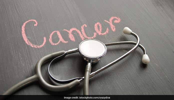 साल 2018 में इन बॉलीवुड सेलिब्रिटीज के कैंसर की खबरों ने खींचा ध्यान... साल 2018 में इन बॉलीवुड सेलिब्रिटीज के कैंसर की खबरों ने खींचा ध्यान...