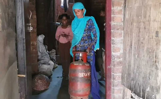 Centre Pushes For 100% LPG Connections, Refills Are Another Matter