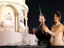 प्रियंका चोपड़ा-निक जोनास को तलवार से काटना पड़ा शादी का केक, ये थी वजह- देखें Video प्रियंका चोपड़ा-निक जोनास को तलवार से काटना पड़ा शादी का केक, ये थी वजह- देखें Video