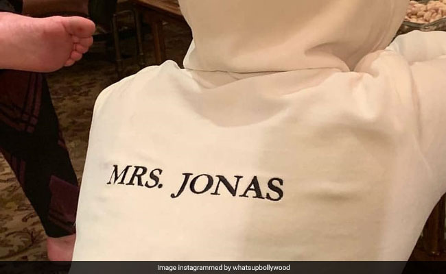 प्रियंका चोपड़ा ने पहनी 'Mrs Jonas' की हुडी, निक का हाथ थामे यूं पहुंचीं मुंबई- देखें Video