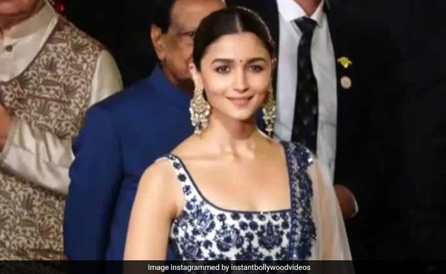 ईशा अंबानी की शादी में Gorgeous Look में नजर आईं आलिया भट्ट, आप भी जरूर कहेंगे WOW- देखें Video