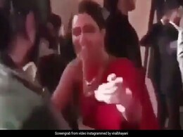 Isha Ambani Sangeet: दीपिका पादुकोण ने देसी अंदाज में किया 'बाराती डांस', लाल साड़ी में यूं ढाया कहर... देखें Video Isha Ambani Sangeet: दीपिका पादुकोण ने देसी अंदाज में किया 'बाराती डांस', लाल साड़ी में यूं ढाया कहर... देखें Video