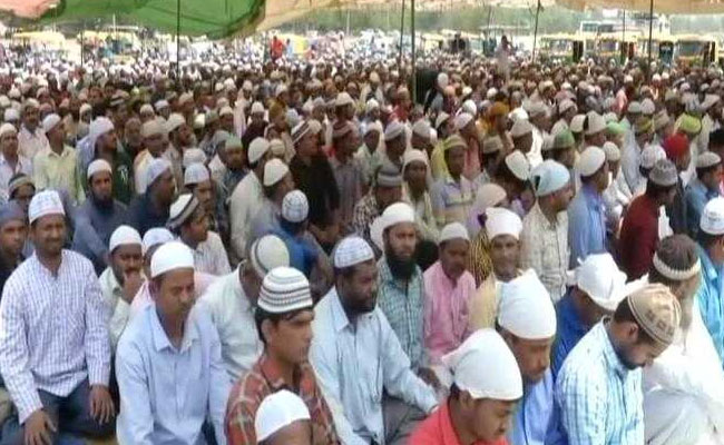 Noida Park Waterlogged, Cops Keep An Eye As Few Turn Up For <i>Namaz</i>