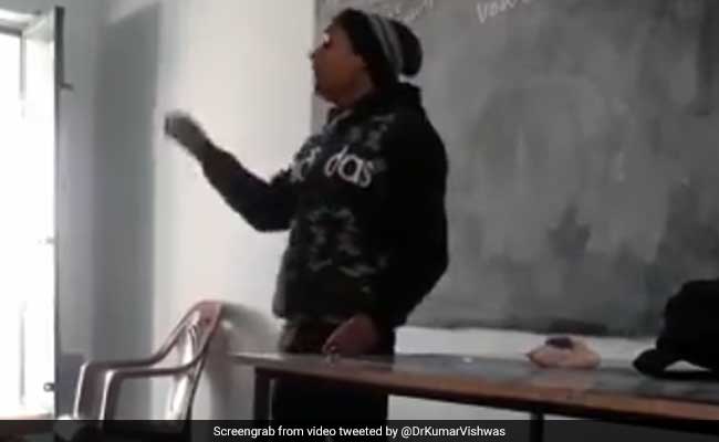 टीचर ने गाना गाकर सिखाई बच्चों को इंग्लिश, कुमार विश्वास बोले- हमें भी ऐसे सिखाते तो शशि थरूर बन जाते, देखें VIDEO