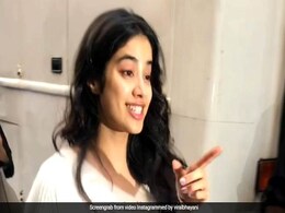 जाह्नवी कपूर को फोटोग्राफर ने कहा सारा अली खान, श्रीदेवी की बेटी का यूं आया रिएक्शन जाह्नवी कपूर को फोटोग्राफर ने कहा सारा अली खान, श्रीदेवी की बेटी का यूं आया रिएक्शन