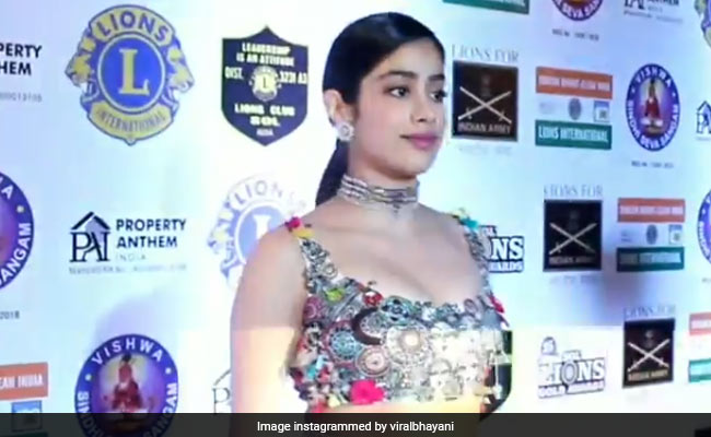 अवार्ड फंक्शन में कुछ इस अंदाज में आईं नजर जाह्ववी कपूर, Video से नजर नहीं हटा पा रहे हैं लोग