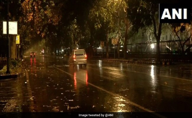 दिल्ली में आधी रात के बाद फिर हुई बारिश, तापमान में गिरावट-हवा में मामूली सुधार