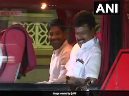 कर्नाटक का 'नाटक' जारी: अब BJP के 'हमले' से बचाने के लिए कांग्रेस ने भी विधायकों को रिजॉर्ट में किया 'बंद' कर्नाटक का 'नाटक' जारी: अब BJP के 'हमले' से बचाने के लिए कांग्रेस ने भी विधायकों को रिजॉर्ट में किया 'बंद'