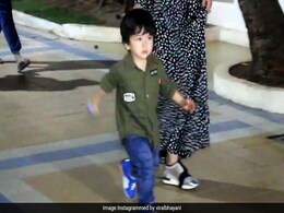 तैमूर अली खान पर दिखने लगा है स्टारडम, फोटाग्राफर्स को इग्नोर कर मम्मी करीना के साथ निकल गए आगे, देखें Video तैमूर अली खान पर दिखने लगा है स्टारडम, फोटाग्राफर्स को इग्नोर कर मम्मी करीना के साथ निकल गए आगे, देखें Video