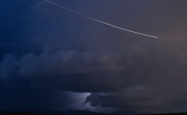 आसमान से गिरता दिखा उल्कापिंड, लड़की चिल्लाई- 'यह क्या हो रहा है...' - देखें Viral Video