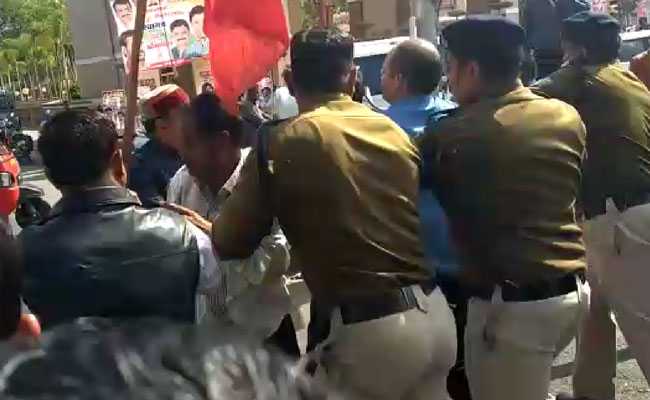 देवास में कांग्रेस कार्यकर्ताओं ने कथित रूप से दो लोगों को पीटा, पुलिस ने बचाया