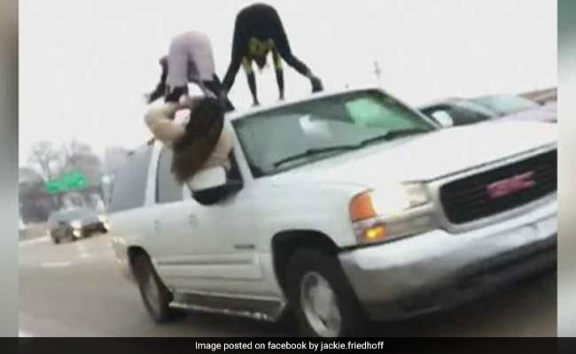 VIDEO: दो लड़कियों ने कार के ऊपर चढ़कर की ऐसी हरकत, काम छोड़कर देखने लगे लोग