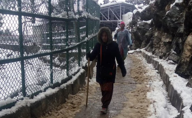 वैष्णो देवी में हुई मौसम की पहली बर्फबारी, मनाली भी बर्फीली चादर में ढंकी, देखें- VIDEO