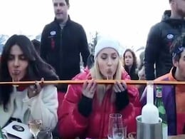 प्रियंका चोपड़ा ने भाभी के साथ अनोखे अंदाज में लगाए वोदका शॉट, Video हुआ वायरल प्रियंका चोपड़ा ने भाभी के साथ अनोखे अंदाज में लगाए वोदका शॉट, Video हुआ वायरल