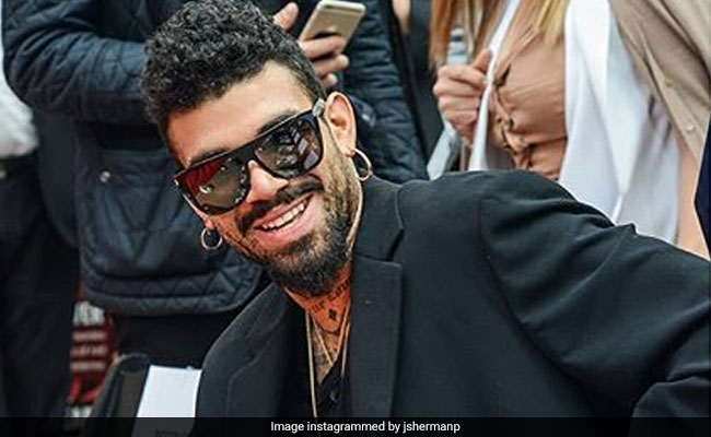 फ्लाइट में बैठने से रोका तो बम विस्फोट करने की दी धमकी, बुरे फंसे सिंगर के बेटे फ्लाइट में बैठने से रोका तो बम विस्फोट करने की दी धमकी, बुरे फंसे सिंगर के बेटे