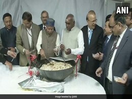 बजट छपने से पहले वित्त मंत्रालय में बना हलवा, जानें क्यों होता हर साल ये आयोजन बजट छपने से पहले वित्त मंत्रालय में बना हलवा, जानें क्यों होता हर साल ये आयोजन