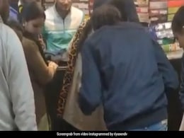 दोस्त को मफलर लपेट रही थी ये बॉलीवुड एक्ट्रेस, अचानक हुई बेहोश और फिर...Viral Video दोस्त को मफलर लपेट रही थी ये बॉलीवुड एक्ट्रेस, अचानक हुई बेहोश और फिर...Viral Video