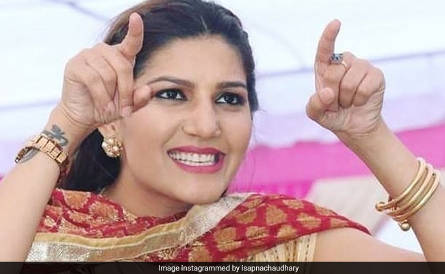 सपना चौधरी के डांस से इम्प्रेस होकर फैन ने की ऐसी रिक्वेस्ट, खुद को रोक नहीं पाई हरियाणा की छोरी- Video