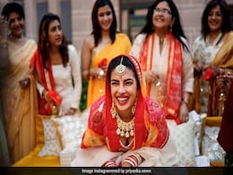 प्रियंका चोपड़ा चूड़ा पहनते वक्त हुईं इमोशनल, तो निक जोनास को सबने यूं लगा दी हल्दी, देखें Unseen Pics प्रियंका चोपड़ा चूड़ा पहनते वक्त हुईं इमोशनल, तो निक जोनास को सबने यूं लगा दी हल्दी, देखें Unseen Pics