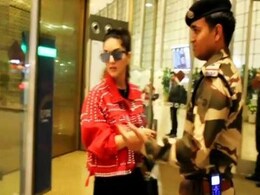 सनी लियोन ने एयरपोर्ट पर किया कुछ ऐसा, फैन्स ने जमकर की तारीफ- Video हो रहा वायरल सनी लियोन ने एयरपोर्ट पर किया कुछ ऐसा, फैन्स ने जमकर की तारीफ- Video हो रहा वायरल