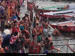 मकर संक्रांति से शुरू हुआ Kumbh 2019 का पहला शाही स्नान, Photos में देखें ये खूबसूरत नज़ारा मकर संक्रांति से शुरू हुआ Kumbh 2019 का पहला शाही स्नान, Photos में देखें ये खूबसूरत नज़ारा