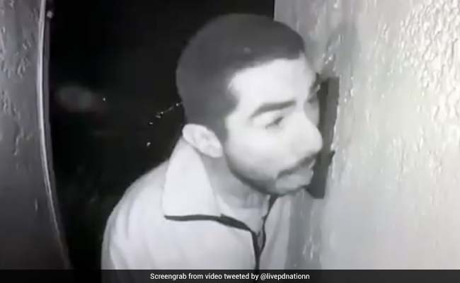 शख्स घर के बाहर तीन घंटे तक करता रहा ये घिनौनी हरकत, CCTV में कैद हुआ VIDEO