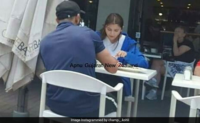 टीम इंडिया से दूर विराट कोहली दिखे अनुष्का शर्मा के साथ, रेस्टोरेंट में इस तरह आए नजर