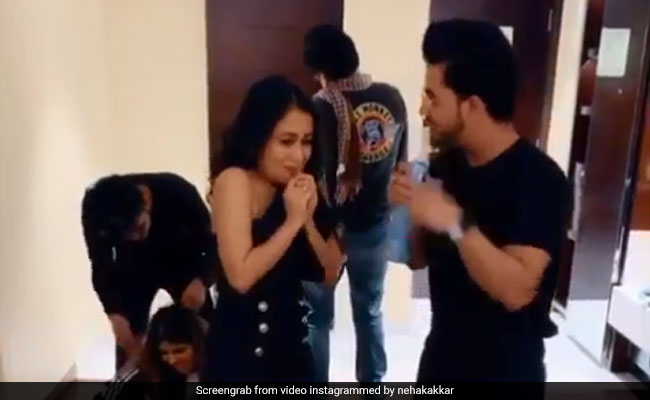 नेहा कक्कड़ ने 'पहला नशा' पर लगाया कॉमेडी का तड़का, वायरल Video ने मचा दिया धमाल