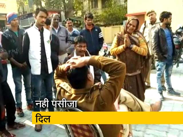 बेटे की मौत की रिपोर्ट लिखवाने गई मां इंस्पेक्टर के पैरों में गिरी