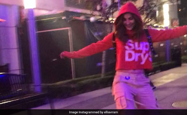 अमेरिका में स्केटबोर्ड पर यूं नजर आई ये बॉलीवुड एक्ट्रेस, बार-बार देखा जा रहा Video