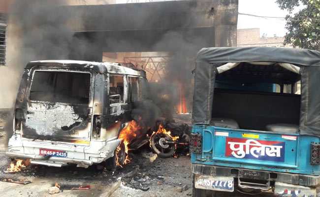 बिहार : लड़की की हत्या के बाद उत्पात, पुलिस कर्मियों पर हमला; रामगढ़ थाना जलाया