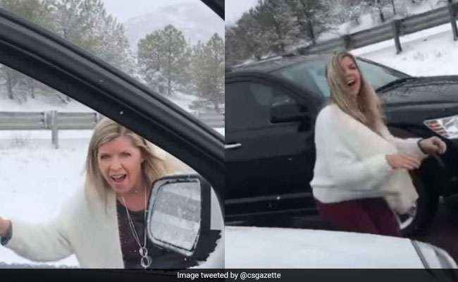 कार से उतरकर मां करने लगीं ऐसा, बेटे ने बंद कर ली आंखें और कान, देखें VIDEO