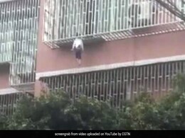 तीसरे फ्लोर की बालकनी में फंस गई बच्ची की गरदन, वायरल हुआ डरावना VIDEO तीसरे फ्लोर की बालकनी में फंस गई बच्ची की गरदन, वायरल हुआ डरावना VIDEO