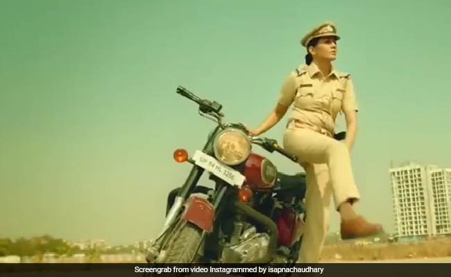 सपना चौधरी बनीं धांसू पुलिस ऑफिसर, बुलेट से उतरकर यूं की गुंडों की पिटाई... देखें Video