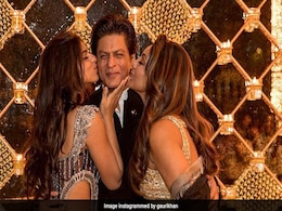 Here's A Postcard-Worthy Pic Of Shah Rukh Khan With Gauri Khan And Suhana Here's A Postcard-Worthy Pic Of Shah Rukh Khan With Gauri Khan And Suhana