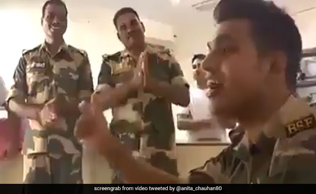 Jawan Sings <i>"Sandese Aate Hain"</i>. Arvind Kejriwal Retweets Viral Video