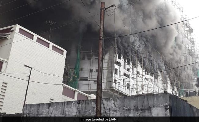 नागपुर: निर्माणाधीन अस्पताल में लगी भीषण आग, मौके पर दमकल की 10 गाड़ियां