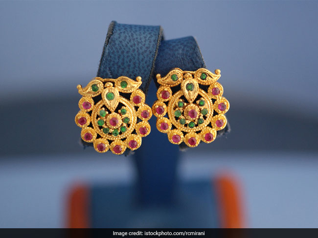 7 Gorgeous 22K Gold Studs For You To Dazzle In
