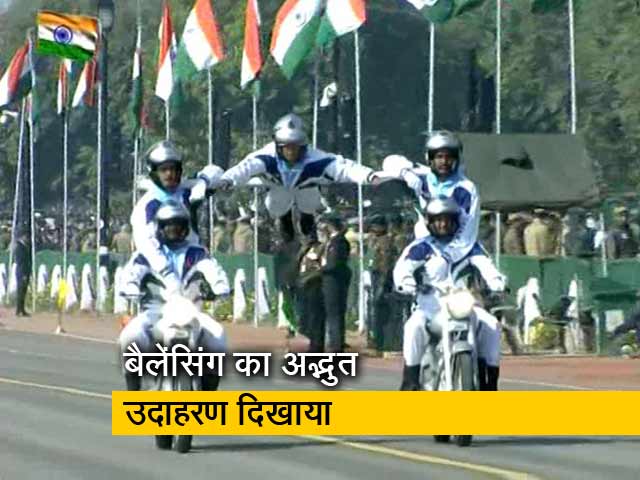 सेना के जवानों ने मोटरसाइकिल पर दिखाया करतब