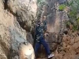 पहाड़ी पर चढ़ रहा था JNU छात्र, दोस्त कर रहा था शूट, तभी फिसला पैर और हो गई मौत, देखें VIDEO पहाड़ी पर चढ़ रहा था JNU छात्र, दोस्त कर रहा था शूट, तभी फिसला पैर और हो गई मौत, देखें VIDEO