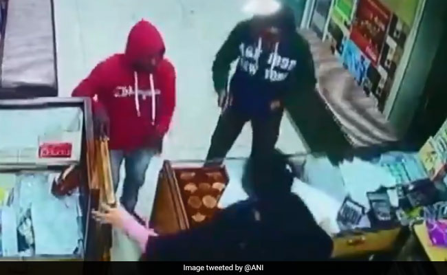 पंजाबः हथियार लेकर आए थे दुकान लूटने, महिला का साहस देख भाग खड़े हुए बदमाश