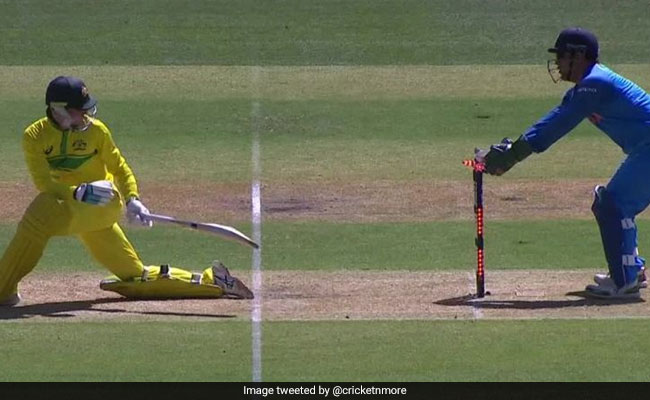 IND vs AUS: एमएस धोनी ने चालाकी से ऐसे की स्टम्पिंग, कर डाला ये कारनामा, देखें VIDEO