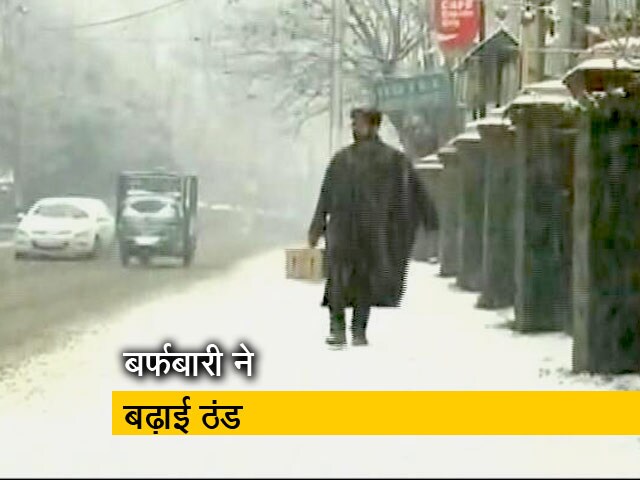 कश्मीर में फैली बर्फ की सफेद चादर